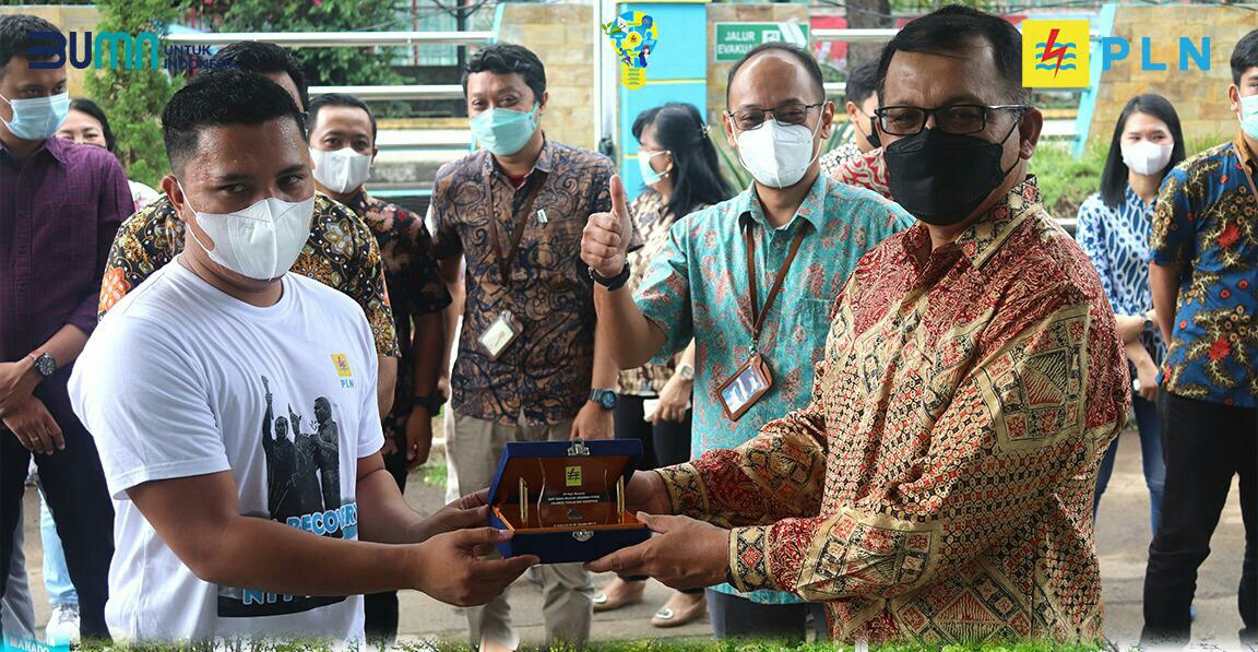Berjasa, Tampi Terima Penghargaan dari Leo Basuki